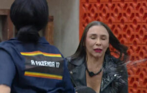 Fogo e água jogada na cara marcam edição ao vivo de “A Fazenda 17”