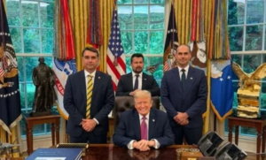 E A FAMÍLIA BOLSONARO QUE FAZ O TRUMP DE TROUXA USANDO ELE EM FAVOR PRÓPRIO