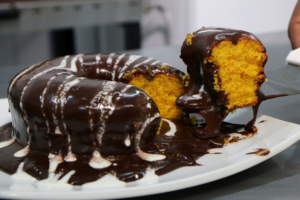 Bolo de cenoura de liquidificador com cobertura de chocolate
